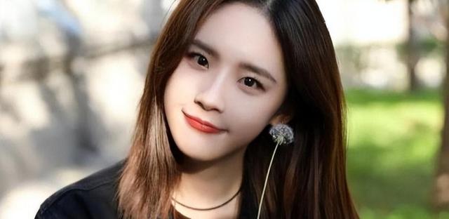 曾参加过快乐女声，与邢昭林火热，小火之后再次出演女主