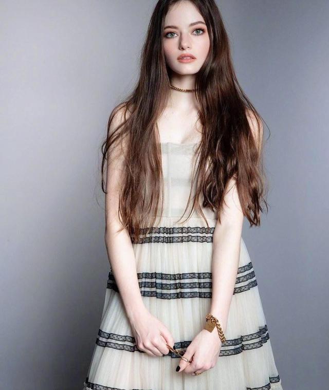 《暮光之城》的小女儿长大了,高颜值+完美好身材,惊艳了世界
