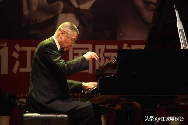 盖燕：28岁嫁给49岁的刘诗昆，夫妻创业挣来几十亿，最后却离了婚