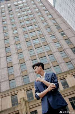 撑伞图片(龚俊雨中撑伞氛围感大片 帅气十足)