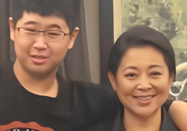 倪萍儿子虎子病痛时被父亲抛弃留阴影母亲再婚继父治愈他一生