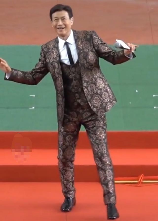 74岁郑少秋落魄走商演,太卖力表情变僵硬,靠二婚妻子红极一时