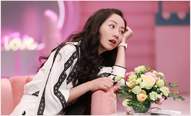 出生名门,嫁大18岁的富豪,出道20多年,韩雪如果不装,早就红了