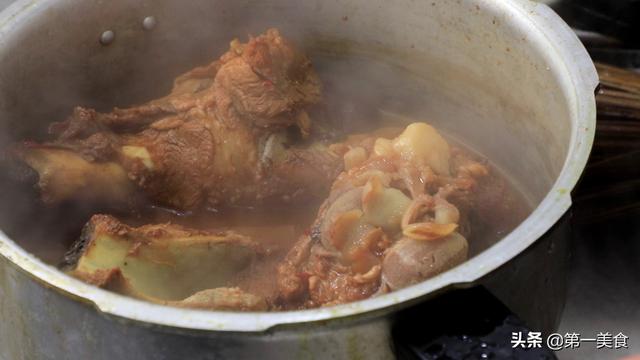 厨师长做一道酱大骨,详细讲解酱料的配比,两分钟让你参悟做法