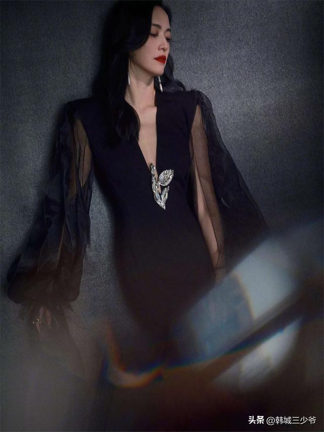 姚晨老公50岁显老态,家有娇妻也难挡岁月?网友感叹:色是刮骨刀