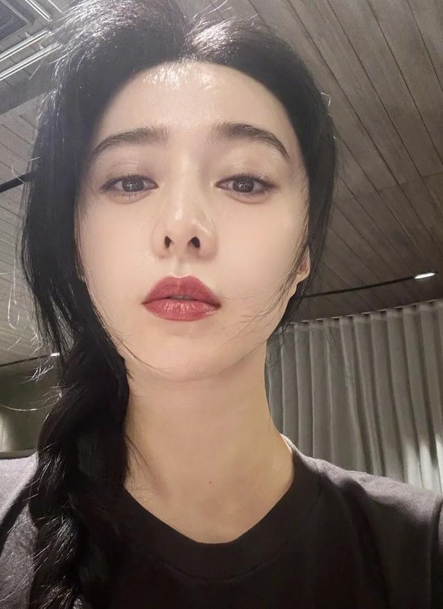 章子怡和范冰冰：一个国际红毯大杀四方，一个复出无望吃泰国菜