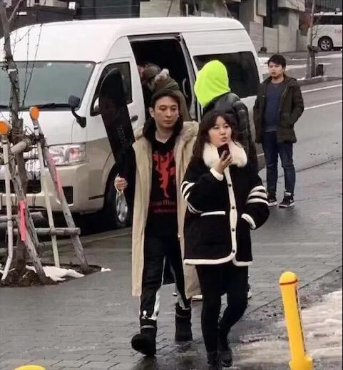 王思聪三亚庆32岁生日，40多位网红齐聚，保安开路护送排场大