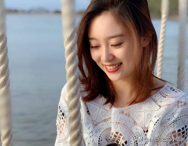从央视消失,被誉为“董卿接班人”的李七月,如今走上了另一条路