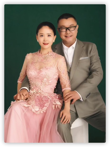 尹相杰妻子庆结婚一周年,公开唯美婚纱照,连换4套礼服身姿婀娜