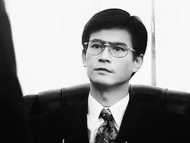 74岁郑少秋落魄走商演,太卖力表情变僵硬,靠二婚妻子红极一时