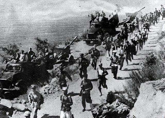 残害无辜的匪首陈通焕，藏匿在牛棚中，因一战士上厕所暴露被诛杀