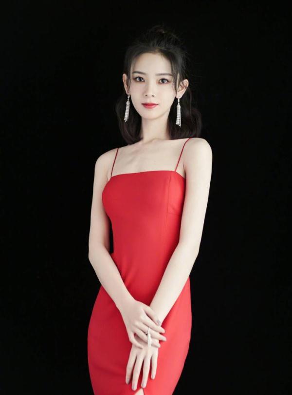 有种瘦叫“岳绮罗”,你90斤好不容易挤进去的旗袍,她穿却宽松