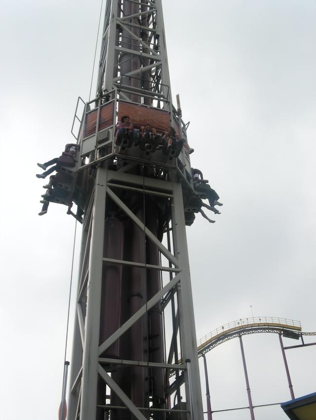 世界八大恐怖的游乐场事故有哪些？断头过山车，还有夺命大摆锤