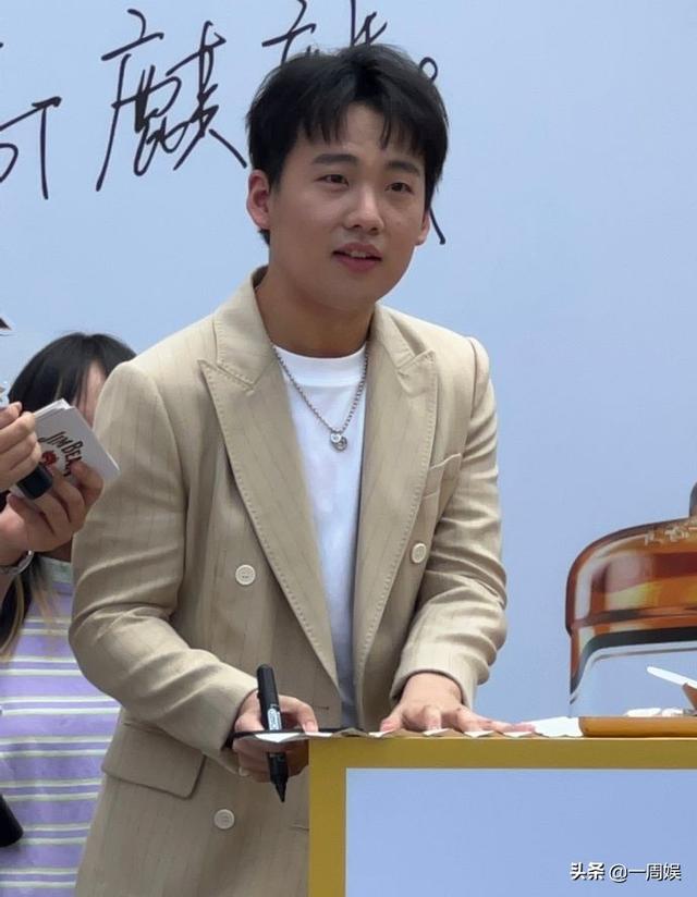 26岁郭麒麟生图曝光,打扮成熟身材圆润,网友:只有165吗?