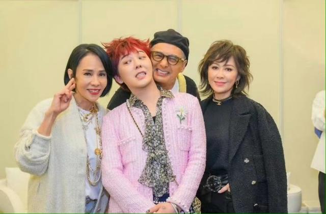 周润发身价229亿,姐姐睡公园不管,其姐曝给兄弟姐妹都买房