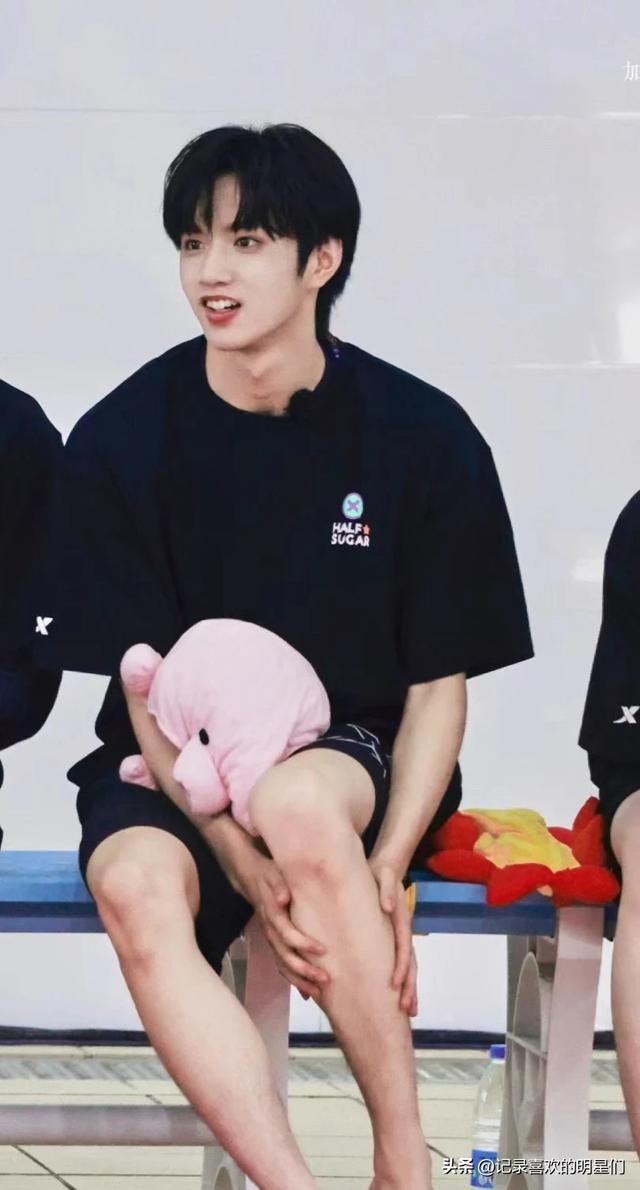 时代少年团里的刘耀文阳光帅气迷人十足哦！