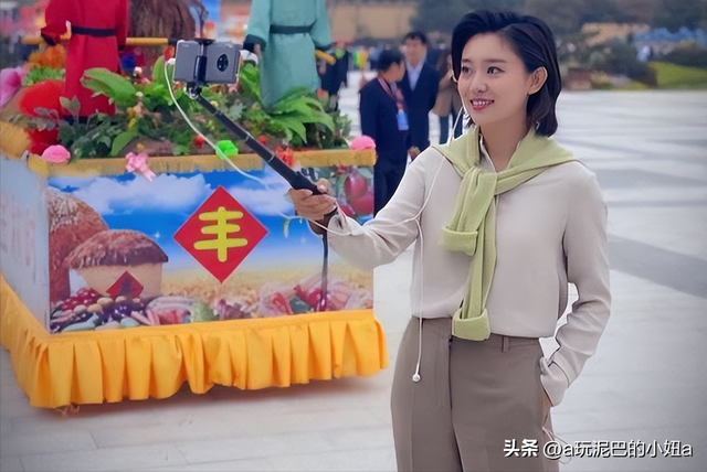 从央视消失,被誉为“董卿接班人”的李七月,如今走上了另一条路