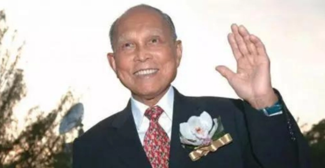 2006年霍英东去世:葬礼上国旗加身,李嘉诚到场,何鸿燊亲自扶灵