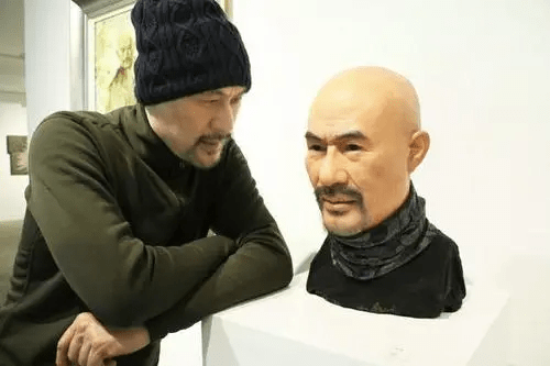 他被誉为“风月片”教父,拦截训练中的女兵,直言:我们结婚吧