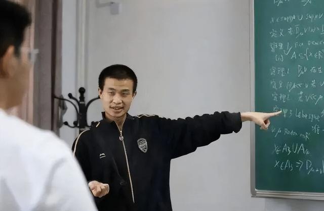 数学天才韦神1人战败6名博士，到底是真是假？官方回答惹众议