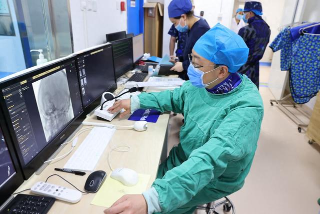怀柔医院成功完成首例颅内动脉瘤栓塞手术,背后藏着一位高手