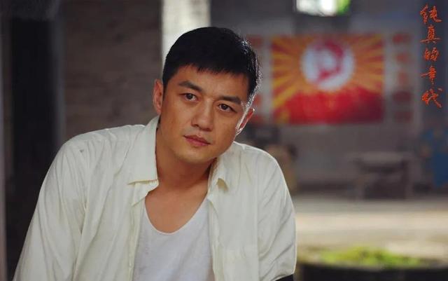 李亚鹏出事了！在街头大秀恩爱的女友，知道他欠债4000万吗？