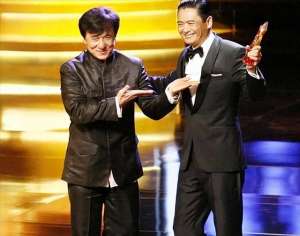 开讲啦周润发(同为“香港之子”却终生无合作，这38年，成龙和周润发活得可真累)