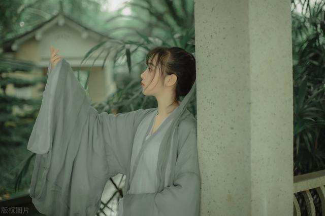 唐诗中难得一见的绝美名字，潇洒飘逸、出尘脱俗，念来唇齿留香