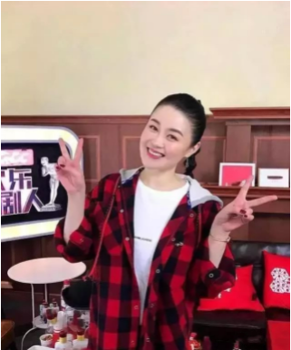 被赵本山捧了17年，38岁依然单身，“杨晓燕”关婷娜后悔了吗？