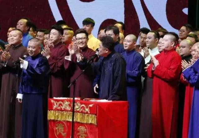 别和DeepSeek比效率！人味儿才有趣，“会犯错”才是价值