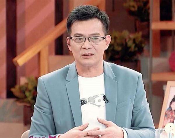 58岁黄日华全家照,为老婆退圈做家庭妇男,29岁女儿美丽动人