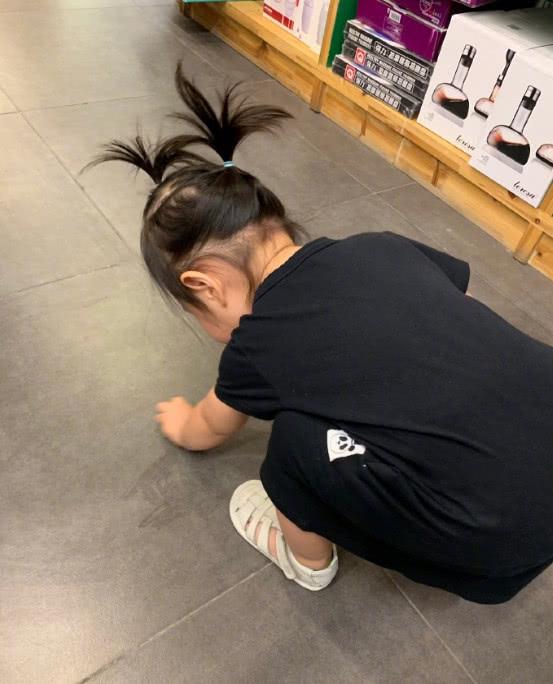 朱丹言传身教,女儿小小丹学妈妈蹲地上擦泡泡水,小丫头超懂事