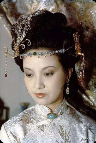 《红楼梦》王熙凤得了下红之症为什么瞒着众人？她26岁病死怪谁？