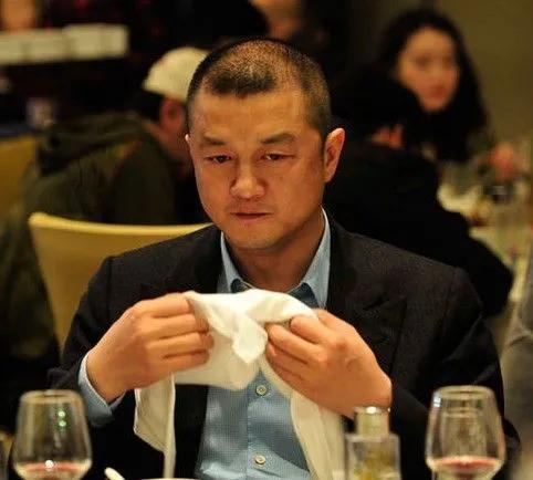 李亚鹏出事了！在街头大秀恩爱的女友，知道他欠债4000万吗？