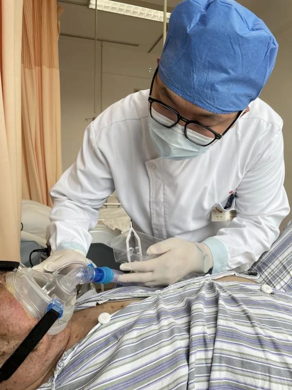 妻子是空姐，他是“猛男”护士长，“从未动摇，我喜欢护理工作！”