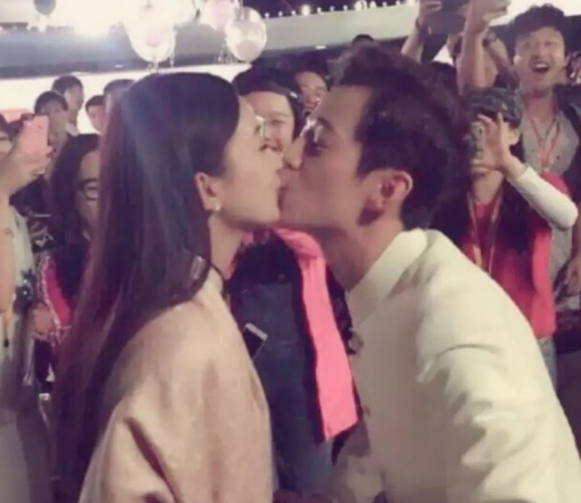深夜聚会牵手摸脸,多年形象一朝被毁,何炅“同性”恋情曝光?