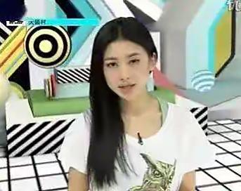 37岁朱珠开敞篷车晒美照,半拉衣袖露出香肩,手上鸽子蛋钻戒真抢眼