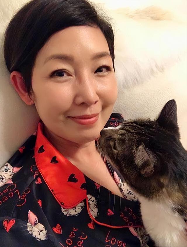 和郑伊健、梁家辉有染,公开承认出轨陈小春的黎芷珊,58岁仍单身