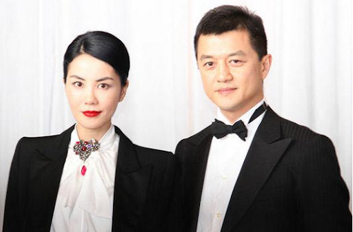 李亚鹏出事了！在街头大秀恩爱的女友，知道他欠债4000万吗？
