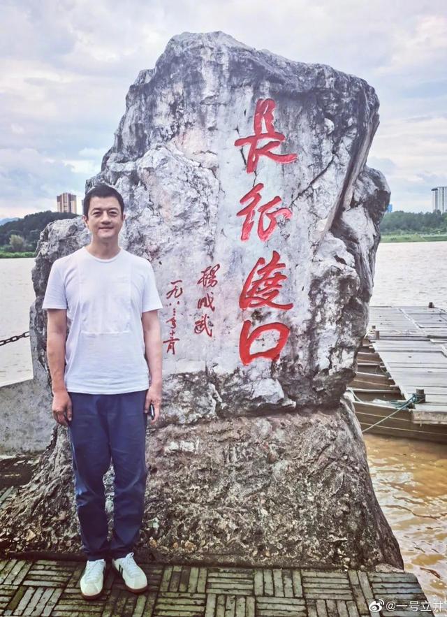 李亚鹏出事了！在街头大秀恩爱的女友，知道他欠债4000万吗？