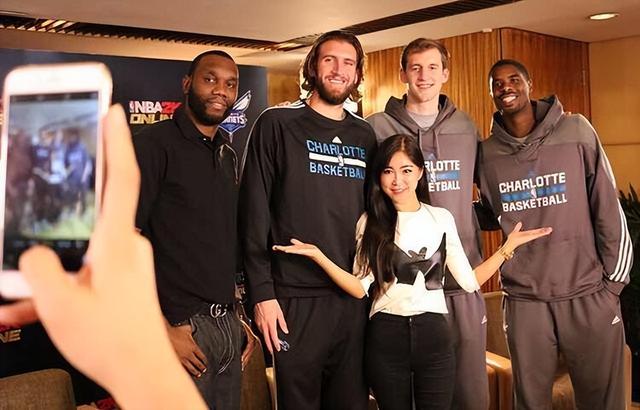 2016年,NBA美女主播周玲安与53岁美国富豪结婚,婚后屡屡传婚变