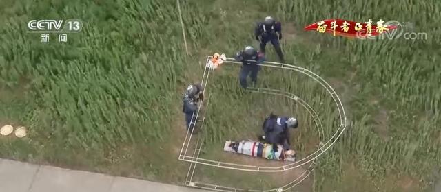 宋寅:救人于危难的“最帅女机长”
