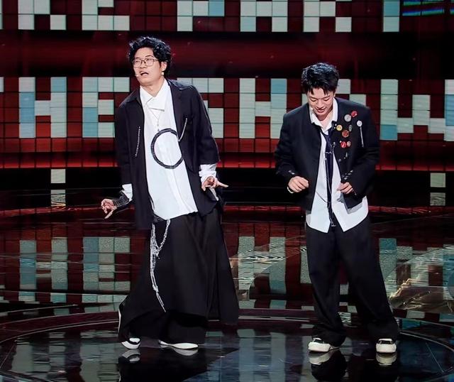 《脱友》总决赛,毛豆季军,呼兰185票获得第二,漫才兄弟夺冠