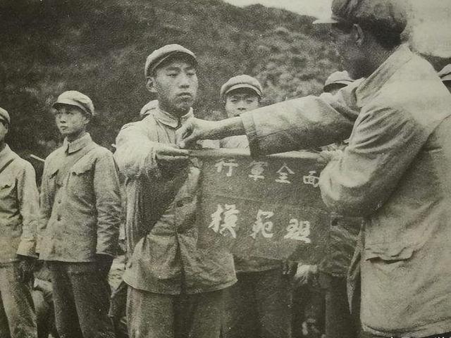 残害无辜的匪首陈通焕，藏匿在牛棚中，因一战士上厕所暴露被诛杀