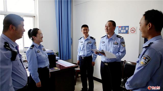 兰州警察李晨光:从所长到社区民警 永远闪亮发光