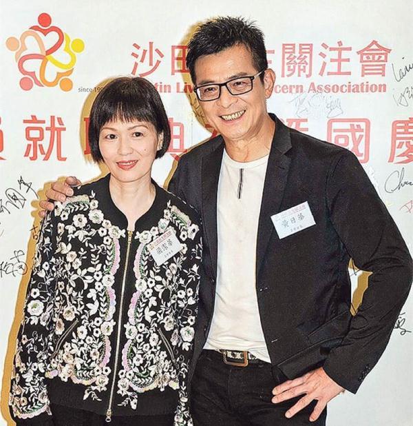 58岁黄日华全家照,为老婆退圈做家庭妇男,29岁女儿美丽动人