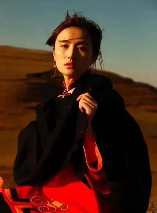李亚鹏出事了！在街头大秀恩爱的女友，知道他欠债4000万吗？