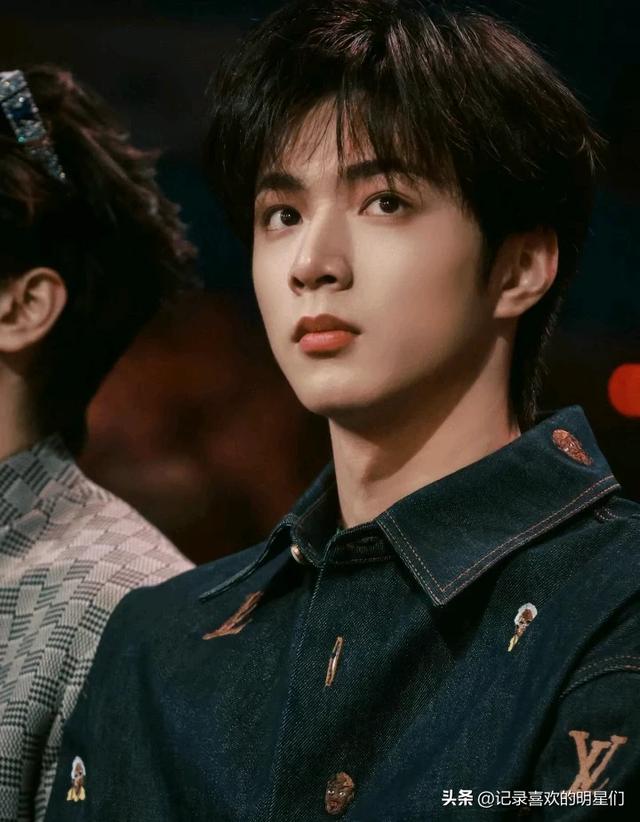 时代少年团里的刘耀文阳光帅气迷人十足哦！