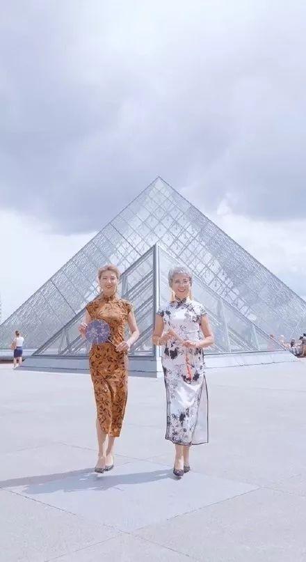 两个中国“神仙奶奶”穿旗袍游巴黎,意外走红网络:老了,也要优雅成一道风景线