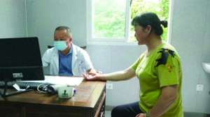 杨成(村医杨成一袭白褂走村串户30多年)